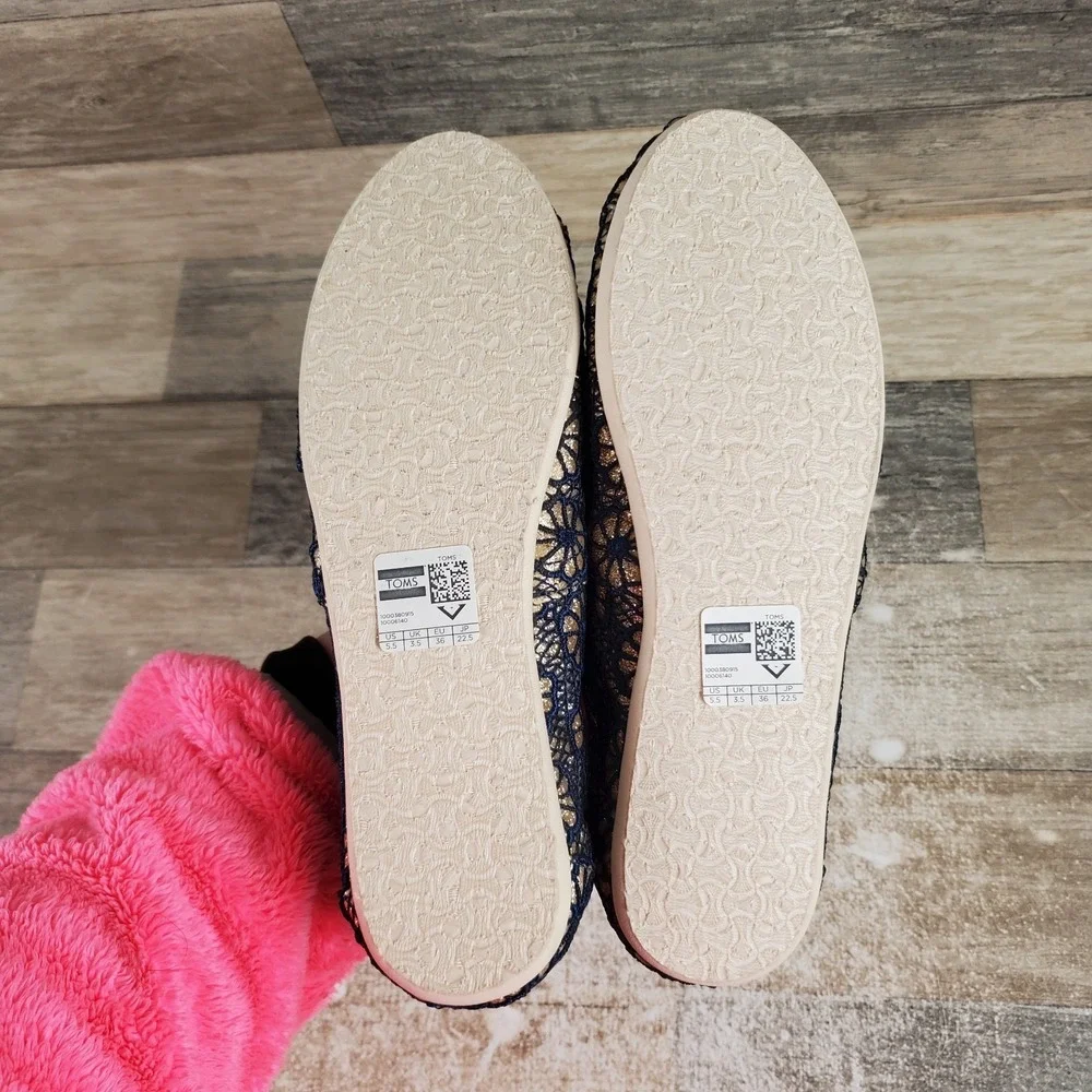 Toms Classics Slip On Flats Sz 5.5‎ Casual Shoes Gold Navy Crochet Glitter